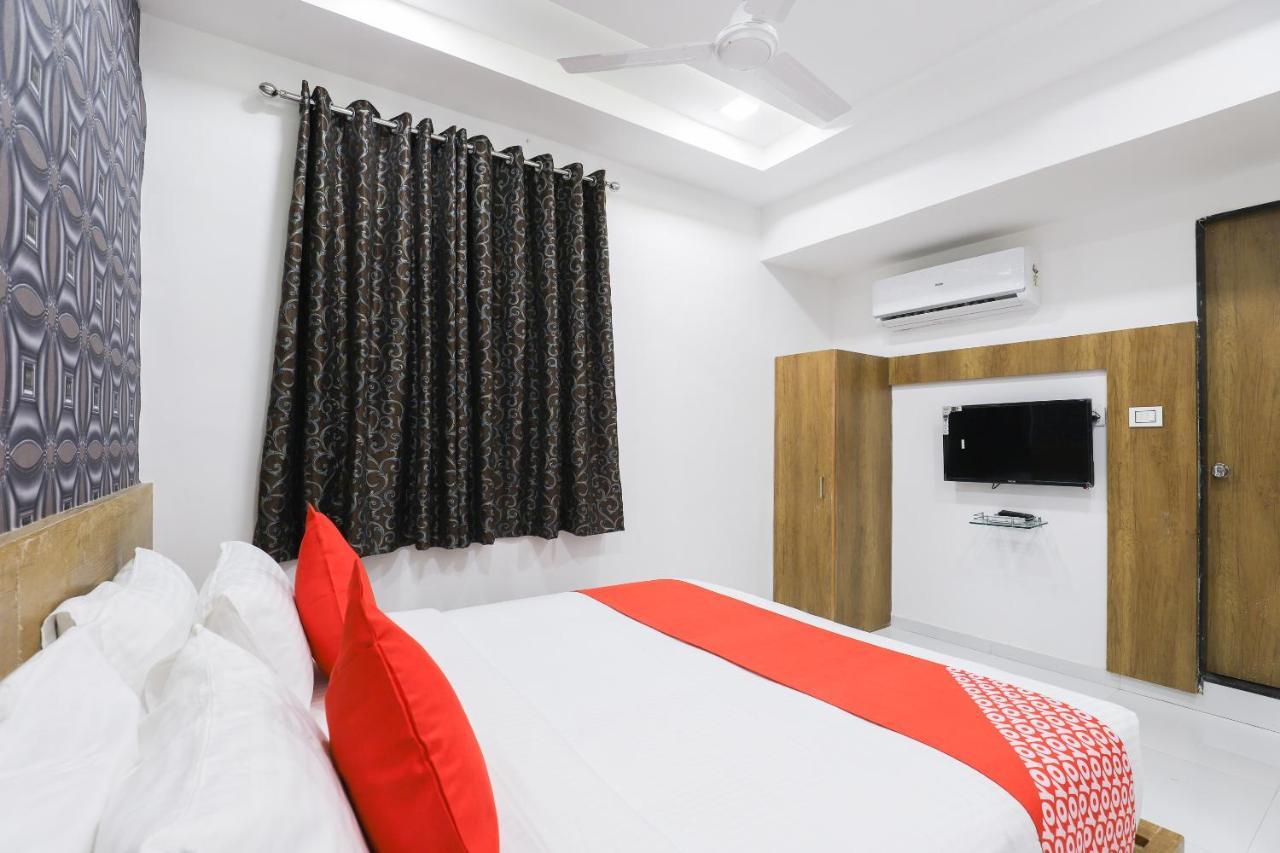 Vaccinated Staff- Oyo 49805 The Midway Sky Gandhinagar Exterior photo
