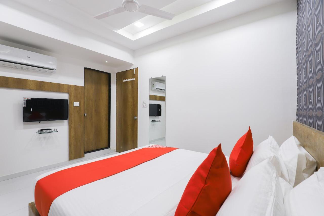 Vaccinated Staff- Oyo 49805 The Midway Sky Gandhinagar Exterior photo