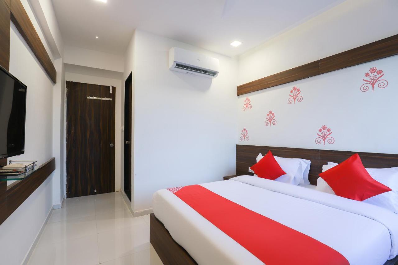 Vaccinated Staff- Oyo 49805 The Midway Sky Gandhinagar Exterior photo