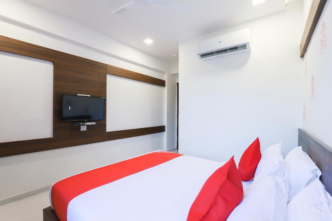Vaccinated Staff- Oyo 49805 The Midway Sky Gandhinagar Exterior photo