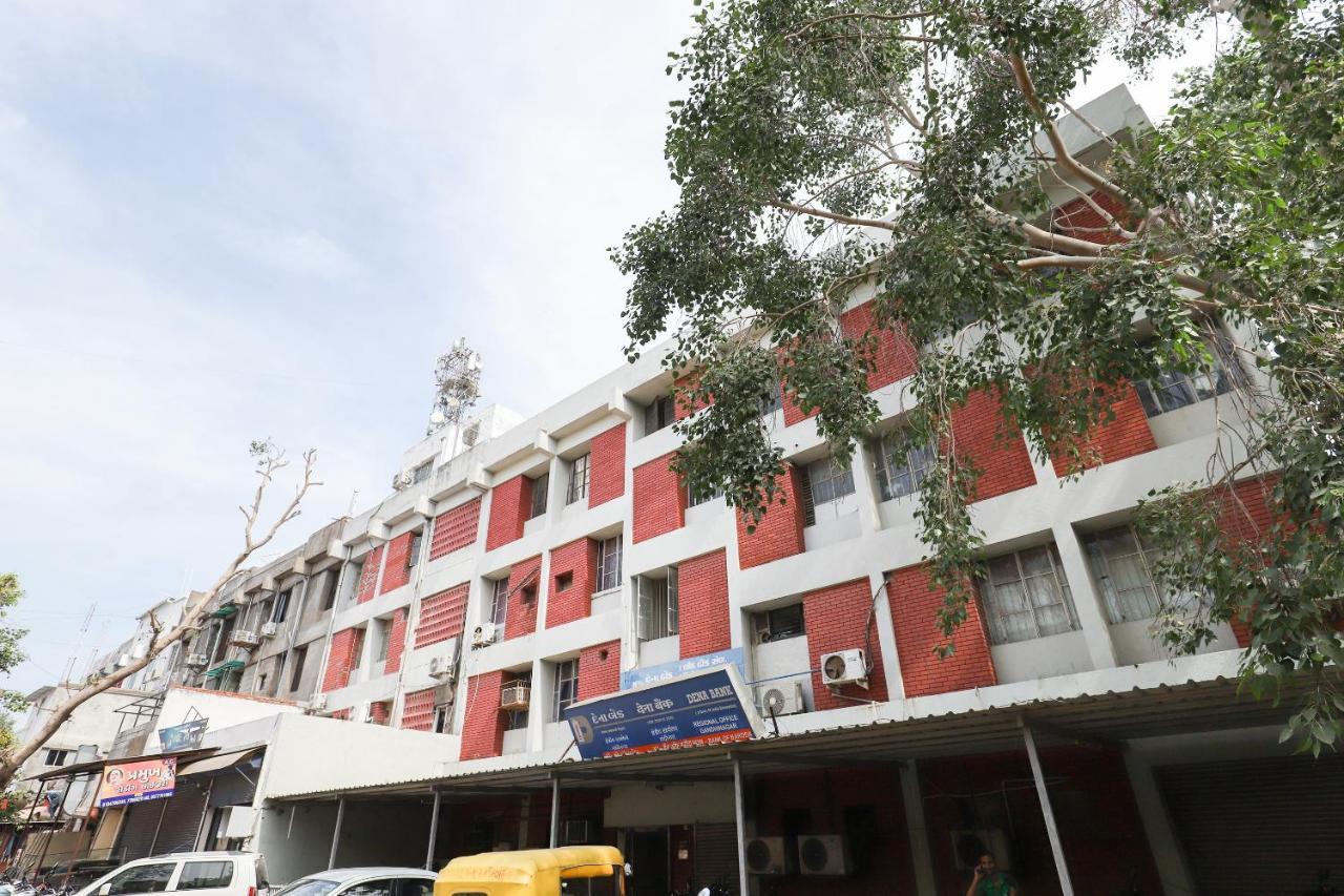 Vaccinated Staff- Oyo 49805 The Midway Sky Gandhinagar Exterior photo